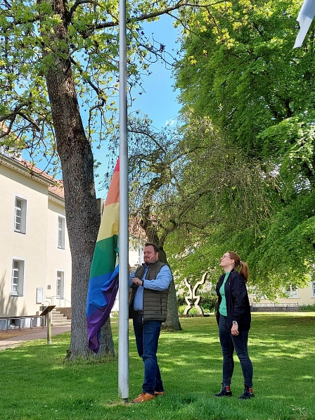 Bürgermeister Christian Springfeld und die Gleichstellungsbeauftrage Stefanie Hoffmann hissen die Regenbogenflagge als Zeichen zum IDAHOBIT 2023 in Springe. © Petra Hamann, Stadt Springe
