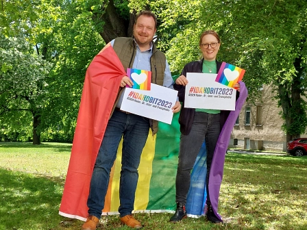 Bürgermeister Christian Springfeld und die Gleichstellungsbeauftrage Stefanie Hoffmann sind gehüllt in die Regenbogenflagge. © Petra Hamann, Stadt Springe